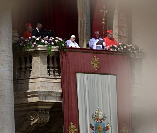 « Joyeuses Pâques », lance le pape au balcon de la basilique Saint-Pierre