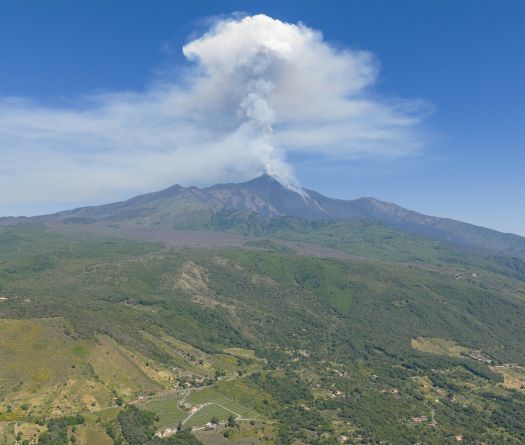 Italie: l'Etna crache un énorme panache de cendres et de gaz
