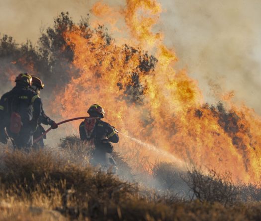 Grèce: évacuations des habitants et touristes en Crète en raison d'un violent incendie