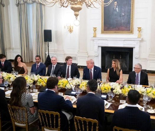 Conviés à dîner par Trump, les grands noms de la tech lui rendent hommage