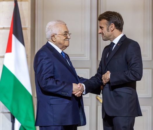 Abbas renouvelle sa promesse d'élections, Macron hausse le ton sur la colonisation