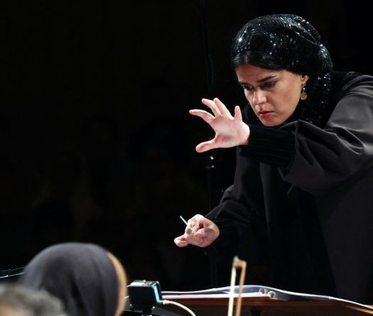 Paniz Faryoussefi: la première femme à diriger un orchestre symphonique en Iran 
