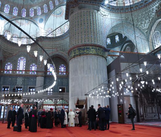 En Turquie, Léon XIV visite la Mosquée bleue d'Istanbul