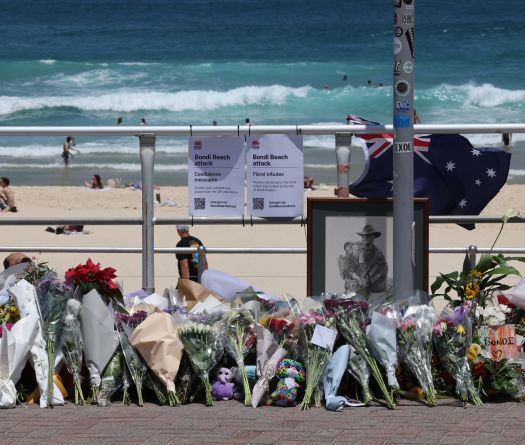 Attentat de Sydney: l'assaillant inculpé de terrorisme, inhumation des victimes