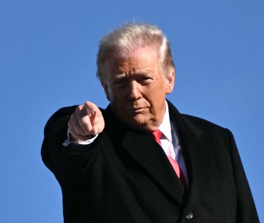 Trump menace de “rayer” l’Iran de la carte si Téhéran l’assassine