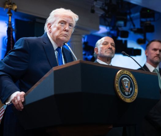 Trump relève ses nouveaux droits de douane mondiaux de 10% à 15%