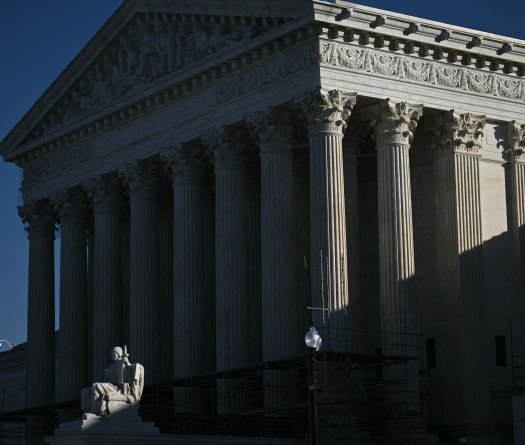 Droits de douane: Trump contre-attaque et impose une nouvelle taxe mondiale