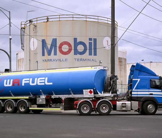 Le baril de pétrole repasse les 100 dollars malgré un déblocage massif des réserves stratégiques