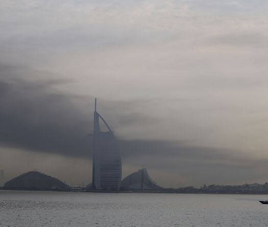 Des débris de projectiles interceptés font quatre blessés à Bahreïn, des dégâts à Dubaï