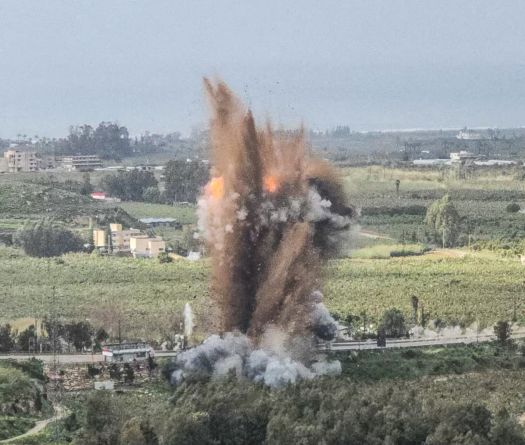 Israël frappe le pont de Qasmiyé au Liban-Sud après deux avertissements