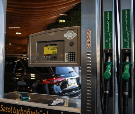 Pétrole: le baril de Brent sous les 100 dollars avec la promesse de Trump de «quitter» l'Iran