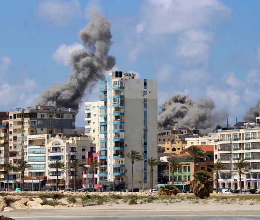 Israël bombarde le Liban, fragilisant la trêve avec l'Iran