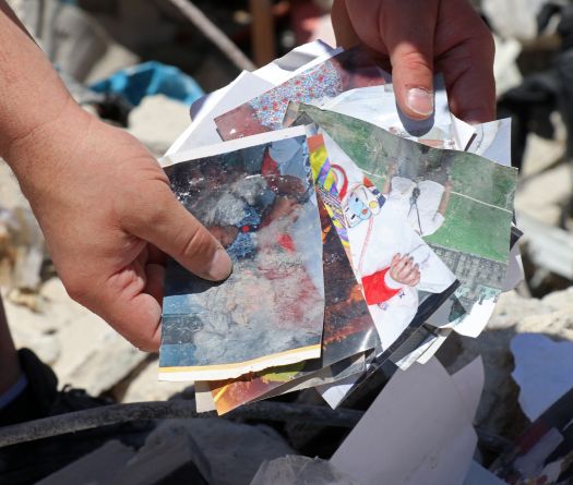 À Tyr, un homme cherche ses souvenirs  dans les ruines 