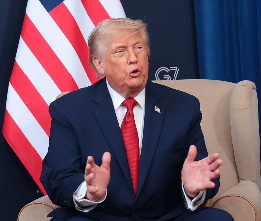 Trump menace de recommencer à «balancer des bombes» si l’Iran «ne se comporte pas bien»