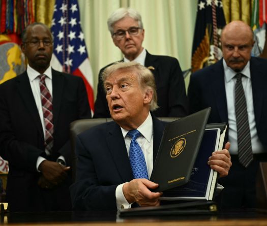 Trump affirme qu'une réunion avec l'Iran aura lieu mardi à Doha, malgré le démenti de Téhéran