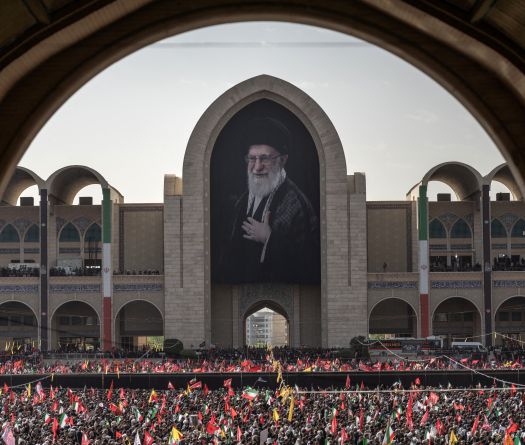Début de l'hommage public à Khamenei, des milliers d'Iraniens affluent sur le site des funérailles