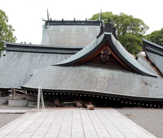 Séisme au Japon: 13 morts, des personnes toujours piégées dans un centre commercial effondré