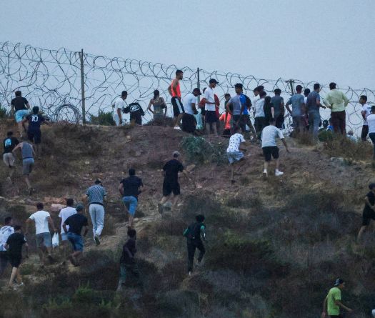 Plus de 60.000 migrants entrent illégalement dans l'enclave de Ceuta, l'Italie suspend la libre circulation avec l'Espagne
