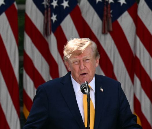 Trump menace de bombarder «fort» l'Iran après les premiers échanges de frappes en un mois