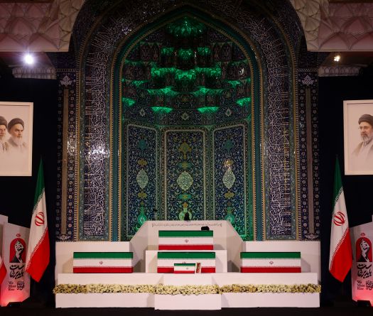 La dépouille du guide suprême Khamenei est arrivée sur le lieu de ses funérailles à Téhéran
