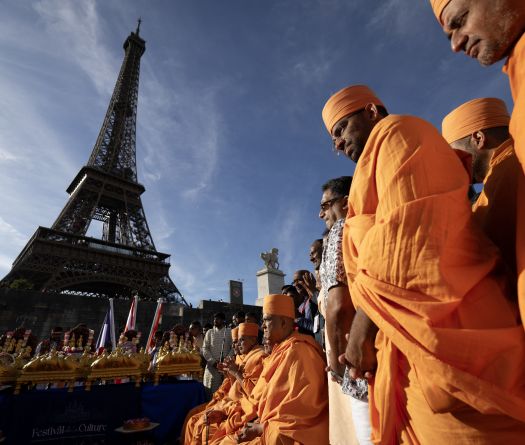 Visite d'un groupe hindou à la tour Eiffel: le monument rouvre après une grève