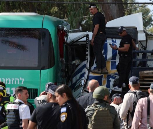 Israël : Un camion percute un arrêt de bus à Tel Aviv, faisant des dizaines de blessés