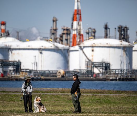 Le pétrole s'installe à 100 dollars, les marchés suspendus à la guerre au Moyen-Orient