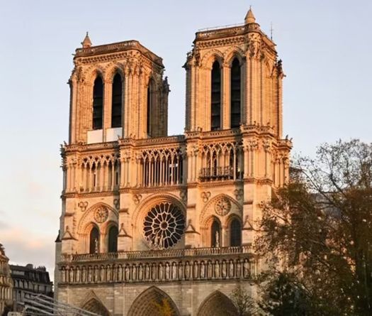 Les touristes à l’assaut de Notre-Dame de Paris