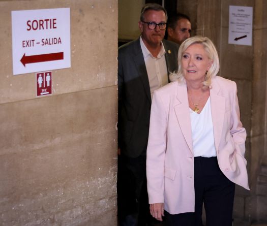 France: éligible mais sous bracelet, incertitude autour de la candidature de Marine Le Pen à la présidentielle