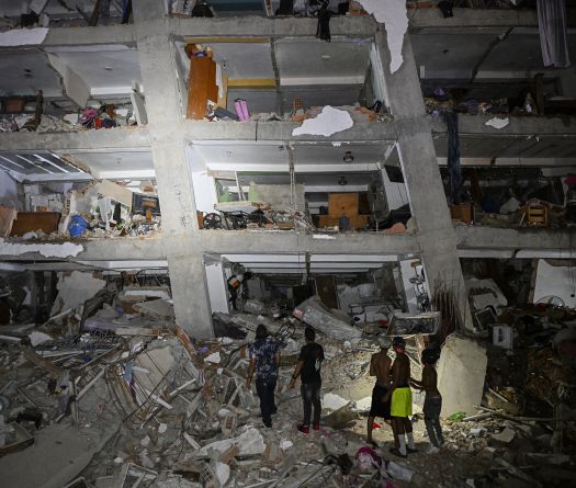 Les rescapés du double séisme au Venezuela s'en remettent à la solidarité