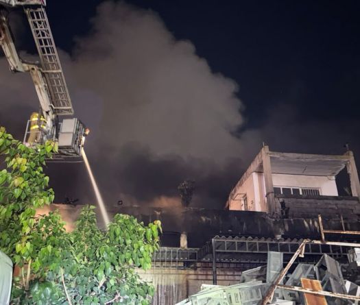 La Défense civile maîtrise l'incendie dans des entrepôts du ministère des Télécommunications à Dekouané