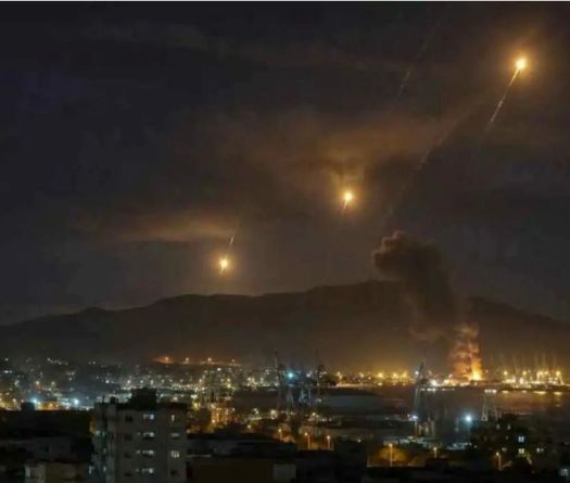Les États-Unis frappent l’Iran, Téhéran riposte et dénonce des «violations» du cessez-le-feu