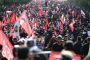 Le centre de Téhéran noir de monde pour la procession funèbre de Khamenei