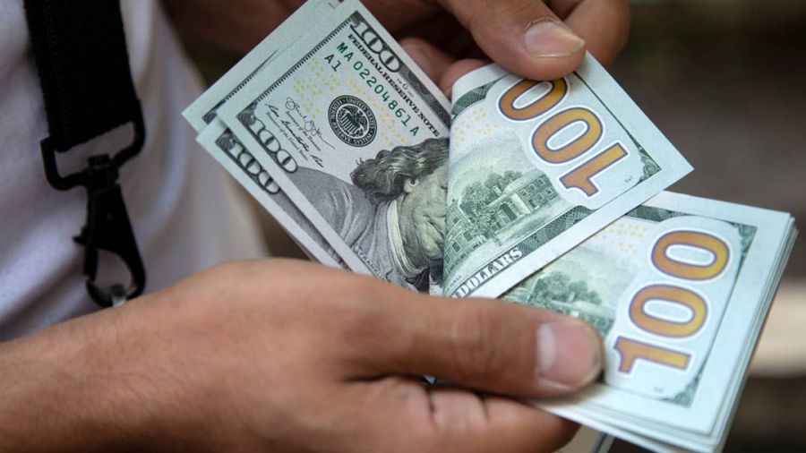 Le dollar progresse, porté par la remontée des prix du pétrole