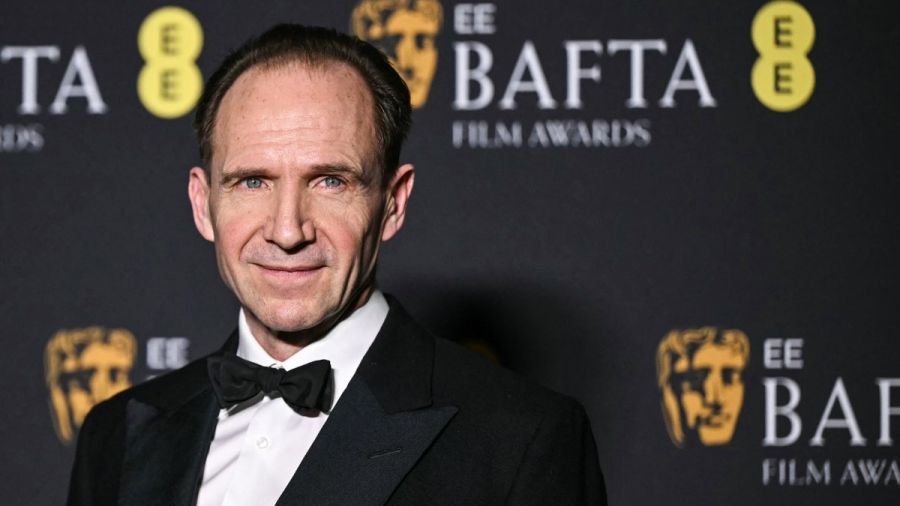 Ralph Fiennes brille dans “Conclave”, le thriller qui bouscule l’Église