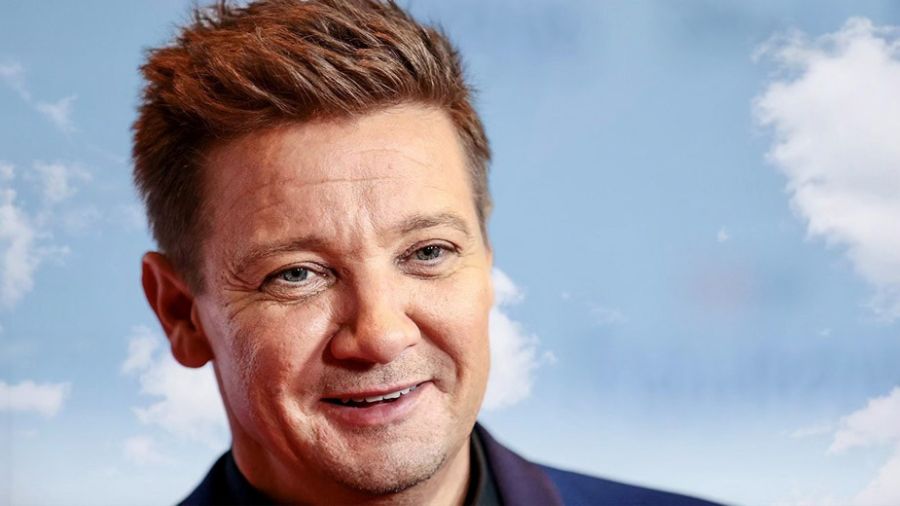 Jeremy Renner se blesse grièvement en déneigeant