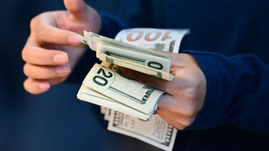 Le dollar se stabilise après une chute liée à la Fed