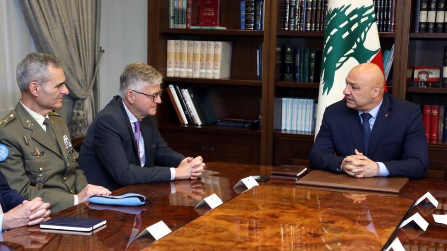 Aoun réitère le soutien du Liban à la Finul, auprès de Lacroix 