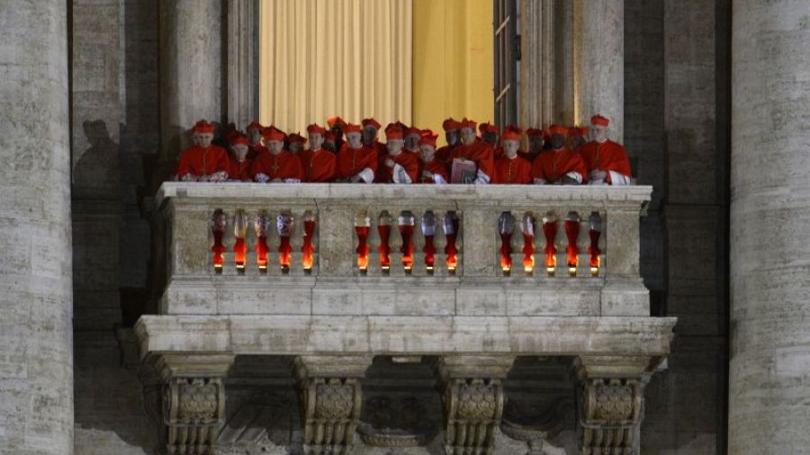 Les cardinaux emménagent au Vatican à la veille du conclave
