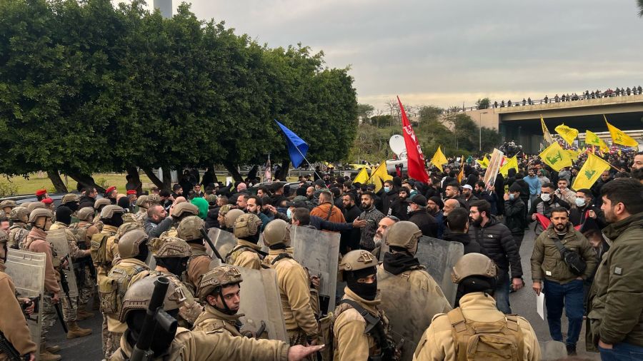 Sit-in des partisans du Hezbollah près de l’aéroport de Beyrouth, l'armée libanaise intervient