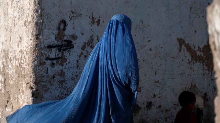 Les talibans réimposent la burqa