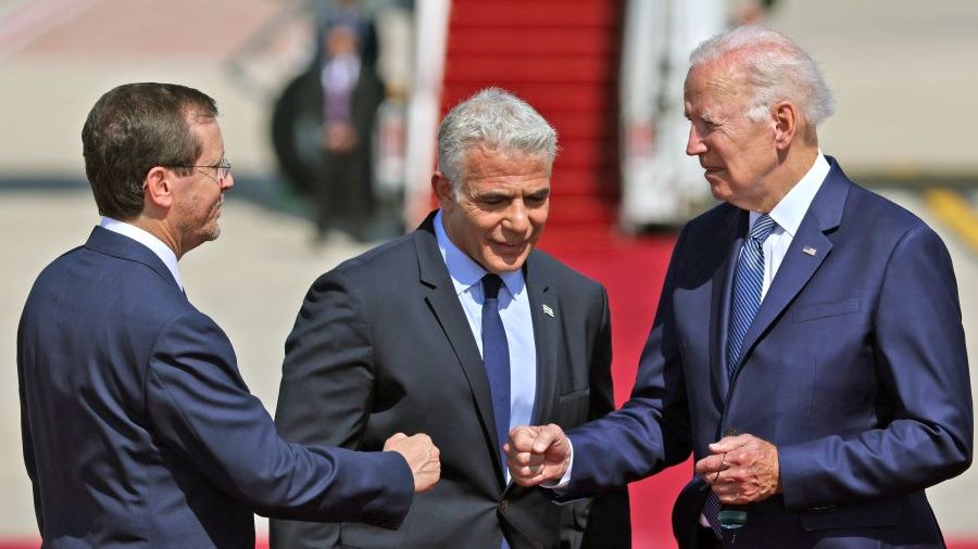 Invoquant le Covid, Biden présente son poing au Moyen-Orient