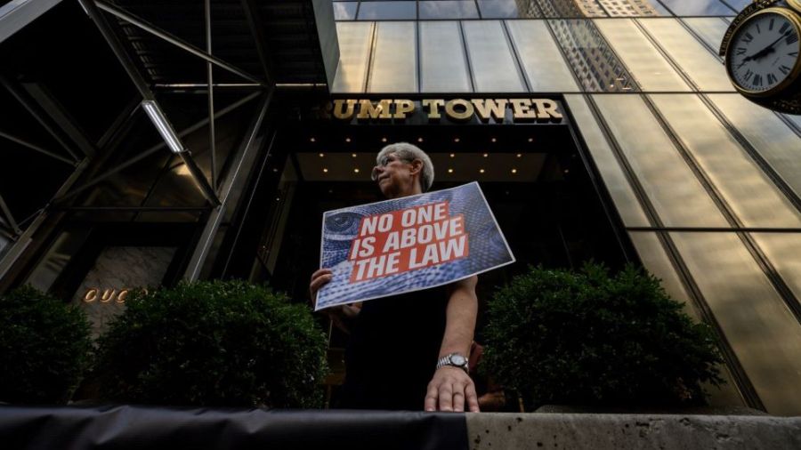 La perquisition chez Trump provoque une tempête politique