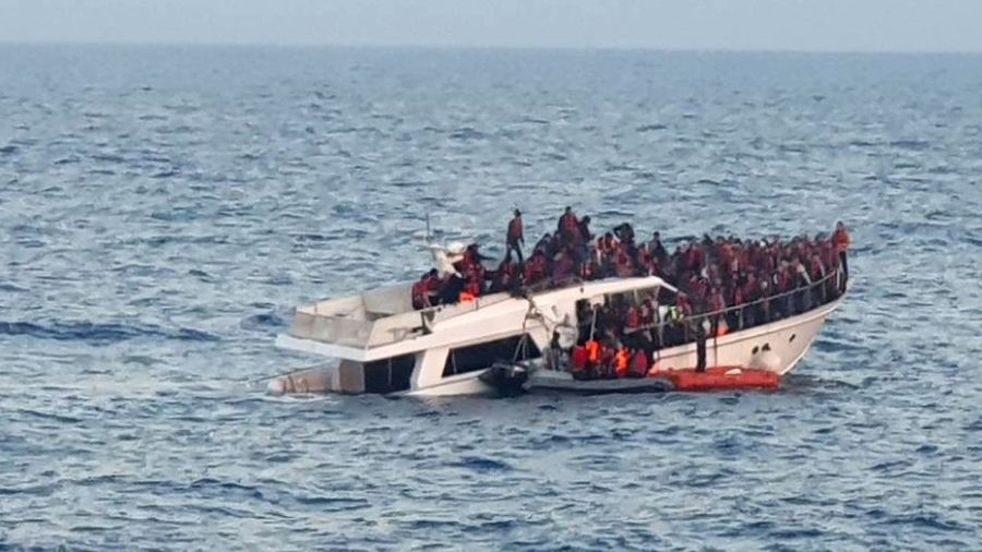 Italie: chavirement de deux navires transportant des migrants