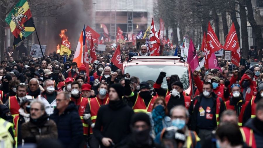 Macron inflexible sur la réforme, la tension à son paroxysme