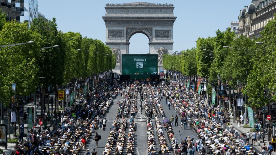 Une dictée géante sur les Champs-Élysées
