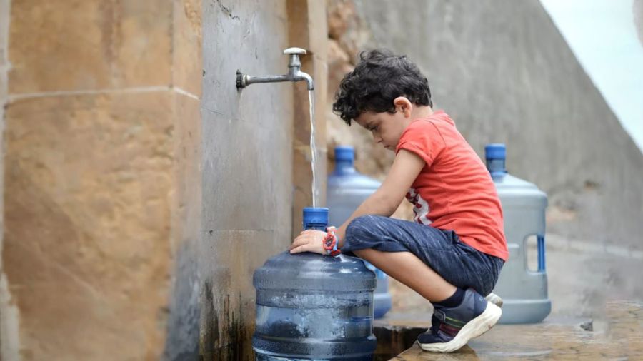 Bombes et eau potable: le Liban peut-il boire sans risque?