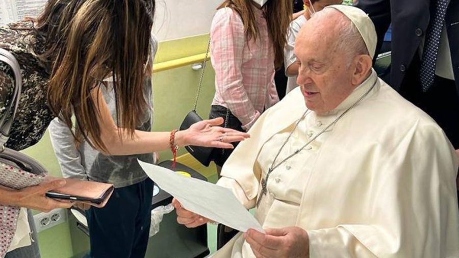 Le Pape regagne le Saint-Siège après son hospitalisation