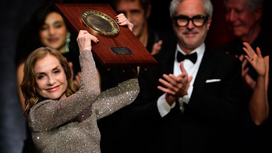 Isabelle Huppert, actrice intemporelle, couronnée du Prix Lumière 2024