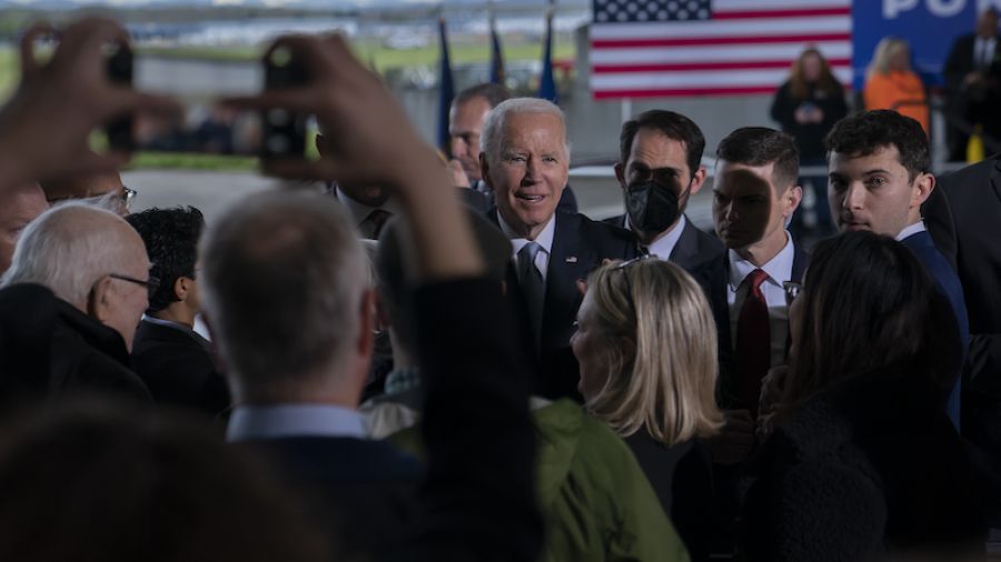 Biden entame une course laborieuse pour gagner les midterms